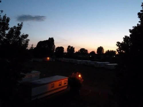 Copthorne Caravans Hotel Merston Kültér fotó